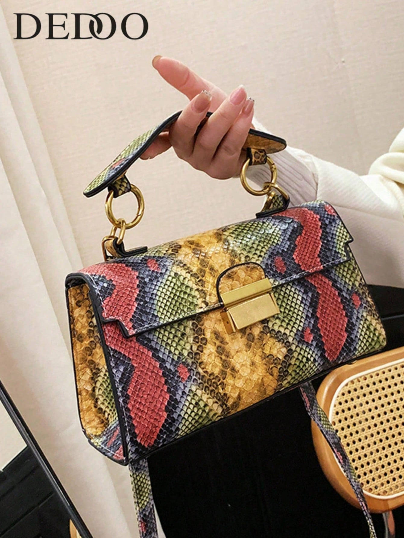 洗練された高級感のある素材、上品なラグジュアリー感、蛇柄の個 - Interior Design High End のレビューと価格